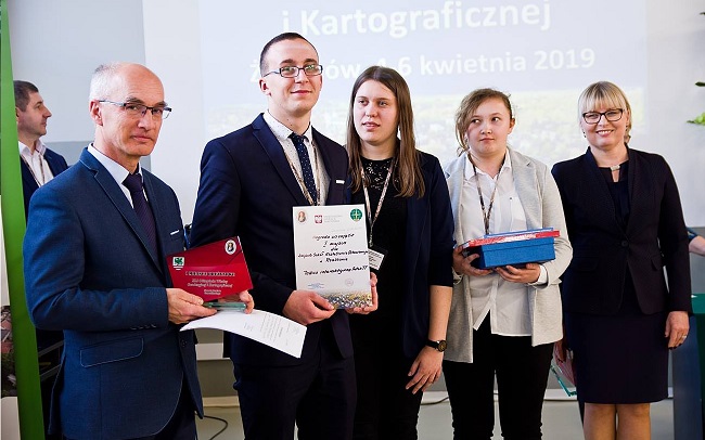 Nagrody za I miejsce drużynowe wręczała Marianna Brzozowska-Skwarek z Departamentu Strategii, Kwalifikacji i Kształcenia Zawodowego w Ministerstwie Edukacji Narodowej, (pierwsza z prawej) (fot. SGP)