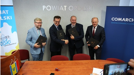 Podpisanie umowy na realizację projektu "E-usługi cyfrowych zasobów geodezyjnych i kartograficznych województwa opolskiego" (fot. opolskie.pl)