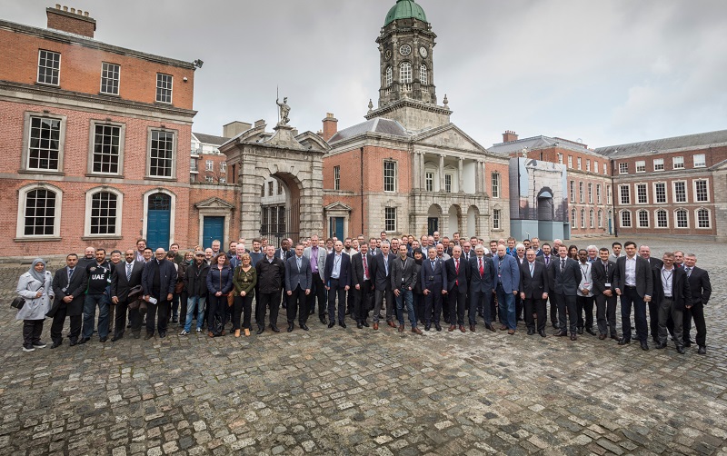 Uczestnicy spotkania przed zamkiem w Dublinie
