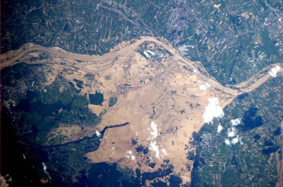 Zalany Sandomierz na zdjęciu satelitarnym podczas powodzi w 2016 roku