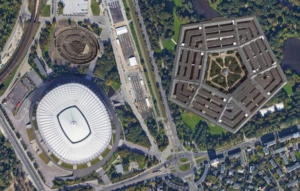 Koloseum i budynek Pentagonu obok Stadionu Narodowego