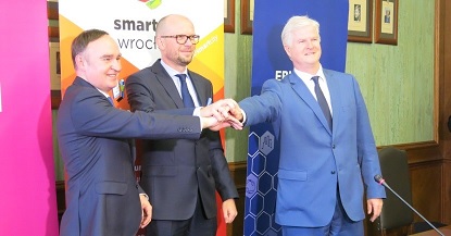 Od lewej: Michał Koszałka, prezes zarządu Magenta Grupa TAURON, Jakub Mazur, wiceprezydent Wrocławia i Martin Mellor, szef firmy Ericsson w Polsce (fot. Jarek Ratajczak, UM Wrocławia)