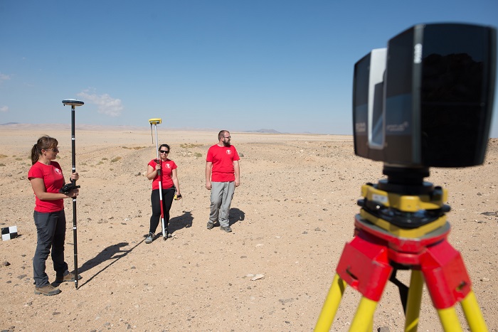 Pomiary GNSS i naziemny skaning laserowy na stanowisku (fot. Maciej Bernaś)