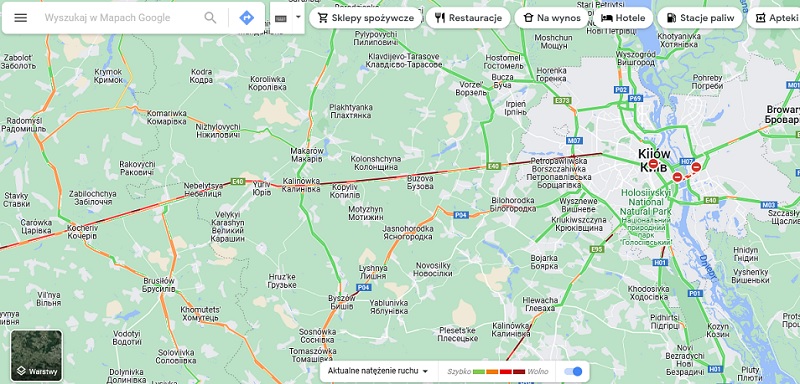 Zatloczona droga z Kijowa do Żytomierza w pierwszym dniu rosyjskiej inwazji na Ukrainę
